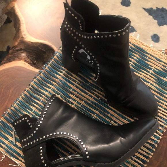 Zara studded booties. Size 7 - Picture 2 of 2